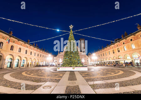 Weihnachtsbaum in der Piazza Ducale (Vigevano, Lomellina, Provinz Pavia, Lombardei, Italien) Stockfoto