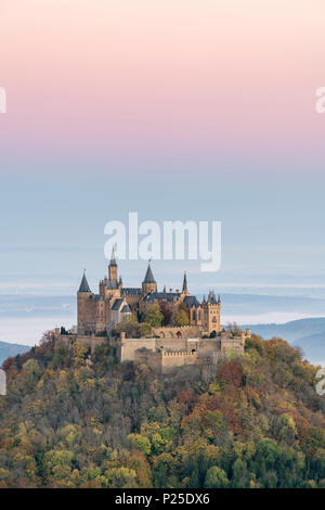 Burg Hohenzollern im herbstlichen Landschaft in der Morgendämmerung. Hechingen, Baden-Württemberg, Deutschland. Stockfoto