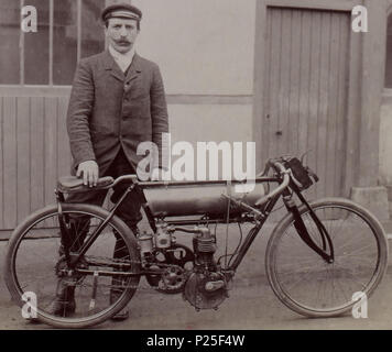 . Français cadien: [Sammlung Jules Galan. / Sportliche]: T. vom 29. AnnÃ©e 1905/Jules Beau: F. 23. [Coupé Hydra, Parc des Princes, 6 avril 1905];. 5. November 2015. Jean Beau [Sammlung Jules Galan. / Sportliche]: T. vom 29. AnnÃ©e 1905/Jules Beau: F. 23. [Coupé Hydra, Parc des Princes, 6 avril 1905]; 146 Henri Cissac et sa motocyclette Peugeot (1905) Stockfoto