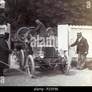 [Sammlung Jules Galan. / Sportliche]: T. 9. Année 1899/Jules Beau [Sammlung Jules Galan. / Sportliche]: T. 9. Année 1899/Jules Beau: F. 20 v. Kurs Bordeaux-Paris, [1899]; 22 Arrivée de Constant Huret derrière la Panhard de René de Knyff, au Paris-Bordeaux 1899 Stockfoto