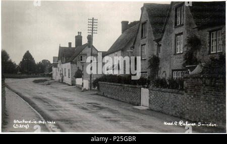 . Englisch: Foto Nr. 8209 von Friedrich Christian Palmer von Swindon (d. 1941), Blickrichtung Nord-west auf Kirche Grün, in Stanford im Vale, Oxfordshire, England. Das Haus auf der rechten Seite ist das giebelhaus Orchard House, dating bis 1635, zu der Zeit nicht aufgeführte, aber ab der Besoldungsgruppe 1952 II* aufgeführt. Die beiden angrenzenden Gebäude heute existieren, desto weiter wird der Anker Public House. Die Mauer ist als überlebt heute, ebenso der direkte Zugriff auf die Straße ohne Bürgersteig. Die weißen Zaun um den Garten von der Mitte Haus hat eine Mauer aus Stein und seine Telefonmast umgewandelt wurde ein wenig verschoben Stockfoto