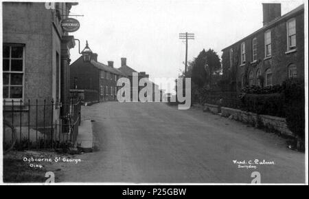 . Englisch: Abbildung Nr. 0104 von Friedrich Christian Palmer von Swindon (d. 1941), süd-östlich auf Marlborough Road, in Ogbourne St George, Wiltshire, England. Die wahrscheinliche öffentlichen Haus oder Hotel auf der linken Seite heute ein Pub, Restaurant und Pension, obwohl die Geländer, Tür Lampe und Sandemans Zeichen entfernt wurden. Die Häuser auf der rechten gibt es auch, obwohl diese weiter entlang der Straße auf der linken Seite abgerissen und neu entwickelt. 1930 oder vorher per Post Stempel. Friedrich Christian Palmer 126 Fred C Palmer 0104 Ogbourne St George Wiltshire England Stockfoto