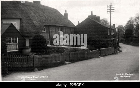 . Englisch: Abbildung Nr. 0202 von Friedrich Christian Palmer von Swindon (D 1941), der Post auf Oare Hill (der heutigen A345), am Oare, Wiltshire, England. Die Post ist heute ein eigenes Haus gegenüber dem White Hart Public House. Einen Telefonmast in der gleichen Position existiert außerhalb der alten Post, mit einer späteren hinzugefügt Post Box, obwohl die gefliesten dach haus Dahinter, nicht. Die Vorgärten heute von der Straße von einem erhöhten befestigten Fahrbahn getrennt sind. Die Post und Bahn Lattenzaun hat durch eine niedrige Mauer ersetzt worden. Vor 1935. Friedrich Christian Palmer 126 Fred C Palme Stockfoto