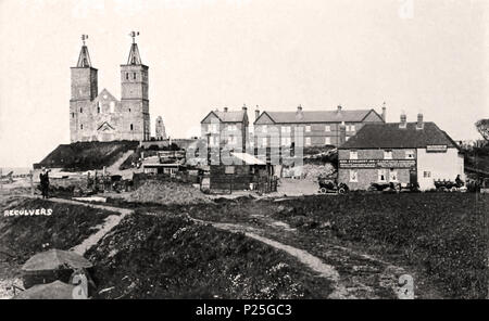 . Englisch: Foto von Friedrich Christian Palmer von Herne Bay (d. 1941), Blick nach Süden vom Strand weg zum König Ethelbert Inn und die Überreste der Kirche St. Mary an Reculver, Kent, England. Rückwärts rechts unten enthält eine geprägte roundel mit 'Fred. C. Palmer Tower Studio Herne Bay." zwischen ca. 1903 und ca. 1914. Friedrich Christian Palmer 126 Fred C Palmer Reculver Kent England Stockfoto