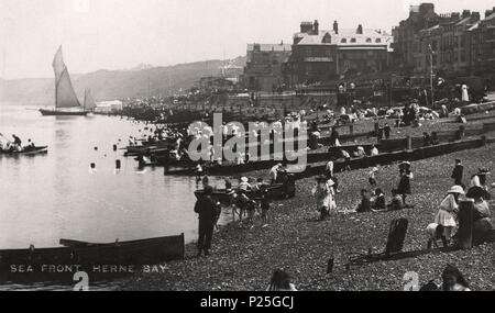 . Englisch: ein Foto von Friedrich Christian Palmer (d 1941), Blick nach Osten von studd Hill Beach unter Zentralen Parade in Herne Bay, Kent, England, in der Zeit vor dem Ersten Weltkrieg Jahre des 20. Jahrhunderts, Wahrscheinlich 1903-04. Fred C. Palmer arbeitete in Herne Bay von 1903 bis 1920, vor allem aus seinem Turm Studio. Die meisten Gebäude auf dem zentralen Parade noch existieren. Die geog-Lage ist die ungefähre Position der Kamera. Pre-First Weltkrieg, vielleicht 1903. Friedrich Christian Palmer 126 Fred C Palmer zentralen Parade Herne Bay Kent England Stockfoto