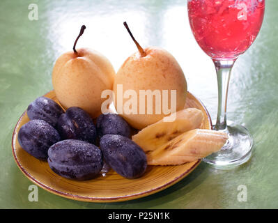 Pflaumen Birnen und Weinglas Stockfoto