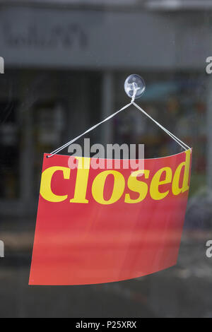 Shop 'geschlossen' Schild in der Tür. Geschlossen für Business Metapher, High Street Crisis Konzept, Gewinner und Verlierer. Stockfoto