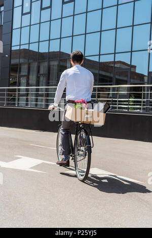 Ansicht der Rückseite des manager Reiten auf dem Fahrrad mit Box für Amtsleitung Stockfoto