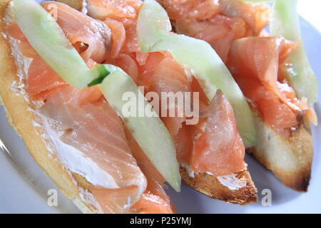 Closuep von Lachs Sandwiches nebeneinander Stockfoto