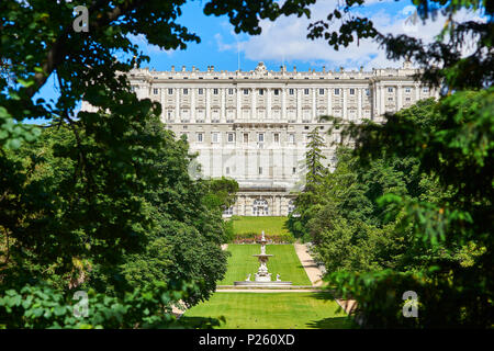 Westfassade der Königspalast (Palacio Real von Madrid). Blick vom Campo del Moro Gärten. Madrid, Spanien. Stockfoto