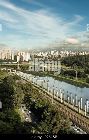 Blick auf die "nebensächliches Pinheiros'Avenue, Pinheiros den Fluss und die Skyline von Sao Paulo an sonnigen Sommertag. Stockfoto