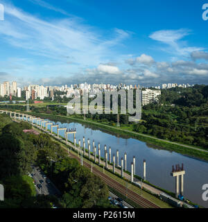 Blick auf die "nebensächliches Pinheiros'Avenue, Pinheiros den Fluss und die Skyline von Sao Paulo an sonnigen Sommertag. Stockfoto