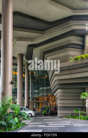 Singapur - 10. Juni 2018: Park Royal Hotel in Singapur, heißt Hotel in einem Garten. Rezeption Blick aus dem Auto Ausfahrt Stockfoto