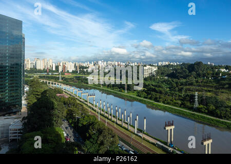 Blick auf die "nebensächliches Pinheiros'Avenue, Pinheiros den Fluss und die Skyline von Sao Paulo an sonnigen Sommertag. Stockfoto