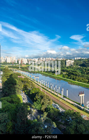 Blick auf die "nebensächliches Pinheiros'Avenue, Pinheiros den Fluss und die Skyline von Sao Paulo an sonnigen Sommertag. Stockfoto