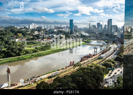 Blick auf die "nebensächliches Pinheiros'Avenue, Pinheiros den Fluss und die Skyline von Sao Paulo an sonnigen Sommertag. Stockfoto