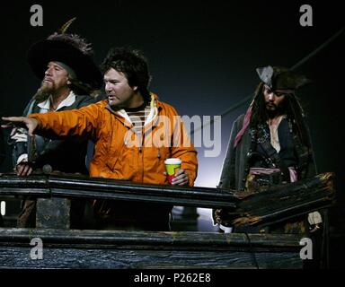 Original Film Titel: PIRATEN DER KARIBISCHEN MEERE: AM ENDE DER WELT. Englischer Titel: PIRATEN DER KARIBISCHEN MEERE: AM ENDE DER WELT. Regisseur: Gore Verbinski. Jahr: 2007. Stars: Johnny Depp; Geoffrey Rush Gore Verbinski;. Quelle: WALT DISNEY PICTURES/Berg, Peter/Album Stockfoto