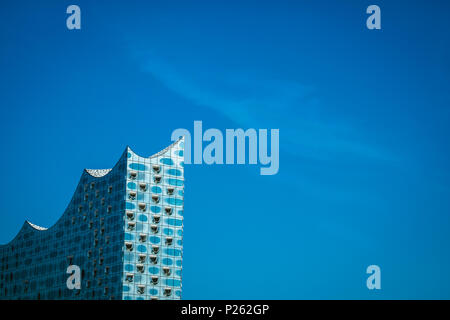 Hamburg, Deutschland - 17. April 2018: Die Elbphilharmonie, ein Konzertsaal in der Hafen City Quartal Hamburg, Deutschland Stockfoto