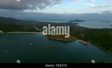 Copter fliegen über die Yachten vor Anker in einer Bucht in der Nähe von alten Fischerdorf in Phuket Stockfoto