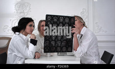 Drei Frauen Ärzte arbeiten mit x-ray Foto im Büro. Stockfoto