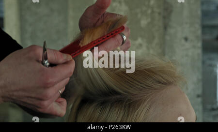 Nahaufnahme der Friseur Haare schneiden. Stockfoto