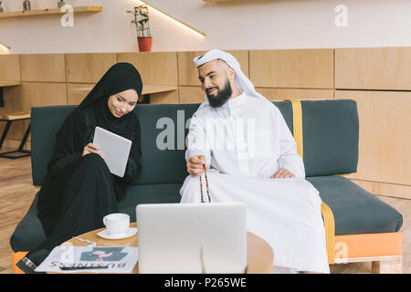 Junge muslimische Geschäftsleute in Gespräch im Cafe Stockfoto
