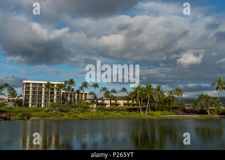 Dramatische Himmel über der Kohala Küste auf der Großen Insel von Hawaii bei Sonnenuntergang mit Mauna Kea Peak im Hintergrund Stockfoto