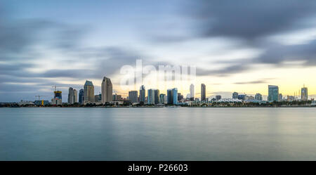 Sunrise San Diego Skyline von Coronado Island Stockfoto