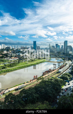 Blick auf die "nebensächliches Pinheiros'Avenue, Pinheiros den Fluss und die Skyline von Sao Paulo an sonnigen Sommertag. Stockfoto