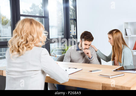Junge Frau Unterstützung umgekippt Freund während Psychologen zusammen Stockfoto