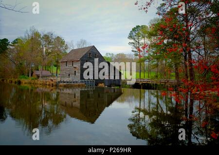 Blick über den Teich von der alten Mühle oder wassermühle an der historischen Mühle Yates County Park in Raleigh North Carolina Stockfoto