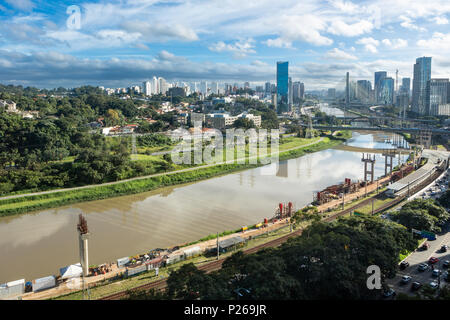 Blick auf die "nebensächliches Pinheiros'Avenue, Pinheiros den Fluss und die Skyline von Sao Paulo an sonnigen Sommertag. Stockfoto