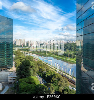 Blick auf die "nebensächliches Pinheiros'Avenue, Pinheiros den Fluss und die Skyline von Sao Paulo an sonnigen Sommertag. Stockfoto