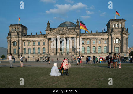 Berlin, Deutschland, Menschen auf dem Platz der Republik vor dem Recihstag Stockfoto