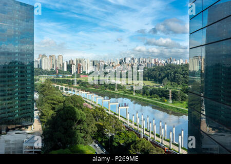 Blick auf die "nebensächliches Pinheiros'Avenue, Pinheiros den Fluss und die Skyline von Sao Paulo an sonnigen Sommertag. Stockfoto