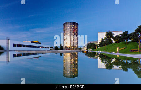 Wolfsburg, Autostadt (Automobile City), Glas auto Silo, Wasser Reflexion, Stockfoto