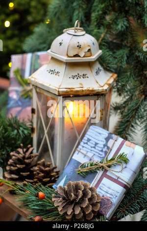 Weihnachtliche Stillleben mit Alte Laterne und präsentiert - Dekoration Garten, Balkon, Terrasse Stockfoto