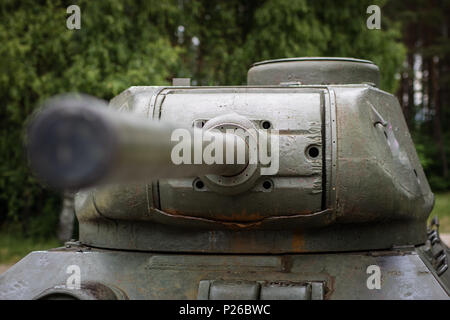 Alte russische Panzer in ein Freilichtmuseum. Bewaffnete Streitkräfte in alten Gedenkstätten. Saison der Feder. Stockfoto