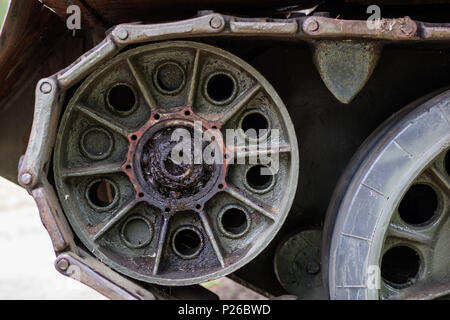 Alte russische Panzer in ein Freilichtmuseum. Bewaffnete Streitkräfte in alten Gedenkstätten. Saison der Feder. Stockfoto