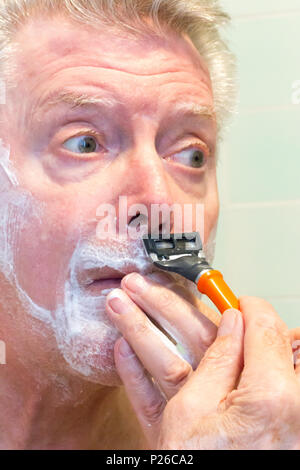 Älterer Mann Rasieren, USA Stockfoto