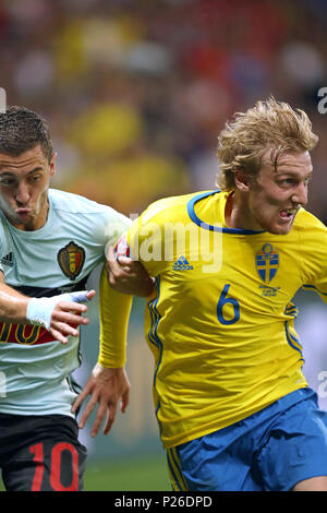 Nizza, Frankreich - 22. JUNI 2016: Eden Hazard von Belgien (L) kämpft für eine Kugel mit Emil Forsberg von Schweden während der UEFA EURO Spiel 2016 bei der Allianz Ri Stockfoto