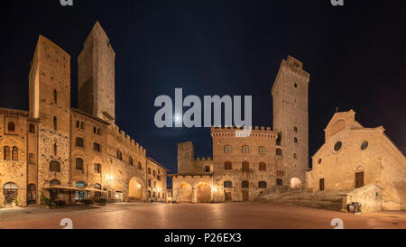 Panoramablick auf die Piazza del Duomo in San Gimignano bei Nacht. Italien, Toskana, Siena entfernt. Stockfoto