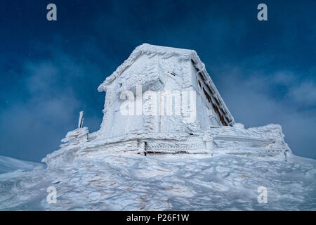 Das Rifugio Duca Degli Abruzzi nach einem Eissturm, Campo Imperatore, Provinz L'Aquila, Abruzzen, Italien, Europa Stockfoto