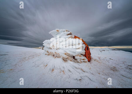 Bivacco Pelino auf dem Monte Amaro bedeckt mit Eis, Maiella, Provinz L'Aquila, Abruzzen, Italien, Europa Stockfoto