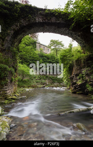 Brücke über den Fluß Breggia in der Mühle, Bruzella Muggiotal, Mendrisio Bezirk, Kanton Tessin, Schweiz. Stockfoto