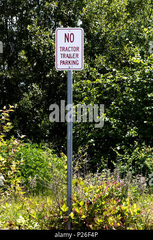 Keine Traktoren Anhänger parken Schild gegen viele Büsche und Sträucher Stockfoto