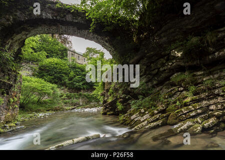 Brücke über den Fluß Breggia in der Mühle, Bruzella Muggiotal, Mendrisio Bezirk, Kanton Tessin, Schweiz. Stockfoto