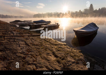 Foggy herbstlichen Morgen am Ufer des Flusses Ticino, am Ponte di Ferro in Sesto Calende, Lago Maggiore, Provinz Varese, Lombardei, Italien. Stockfoto