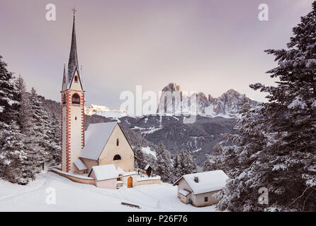 Einen schönen Sonnenuntergang von der Kirche San Giacomo in Gröden mit Langkofel und Plattkofel im Hintergrund, Provinz Bozen, Südtirol, Trentino Alto Adige, Italien Stockfoto