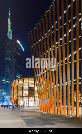 Ansicht der Unicredit Tower, Unicredit Pavillion und das Edificio e während des Abends 3 Ost (genannt Termosifone) von Alvar Aalto. Mailand, Lombardei, Italien. Stockfoto